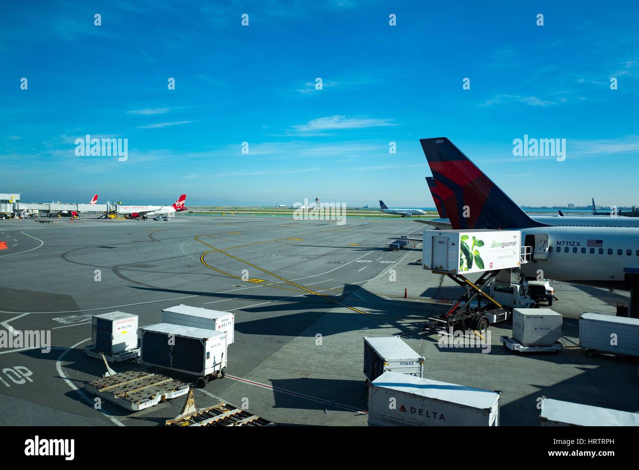 Delta et Virgin America jets sur le tarmac de l'Aéroport International de San Francisco, San Francisco, Californie, le 20 décembre 2016. Banque D'Images