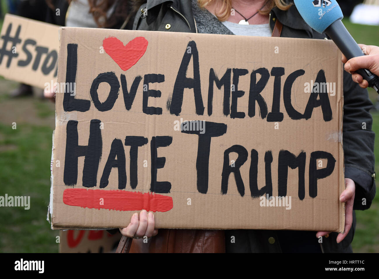 Placard : "l'amour à la haine de l'Amérique" - Trump Trump Stop Stop & Brexit manifestation à Parliament Square, Londres. Banque D'Images