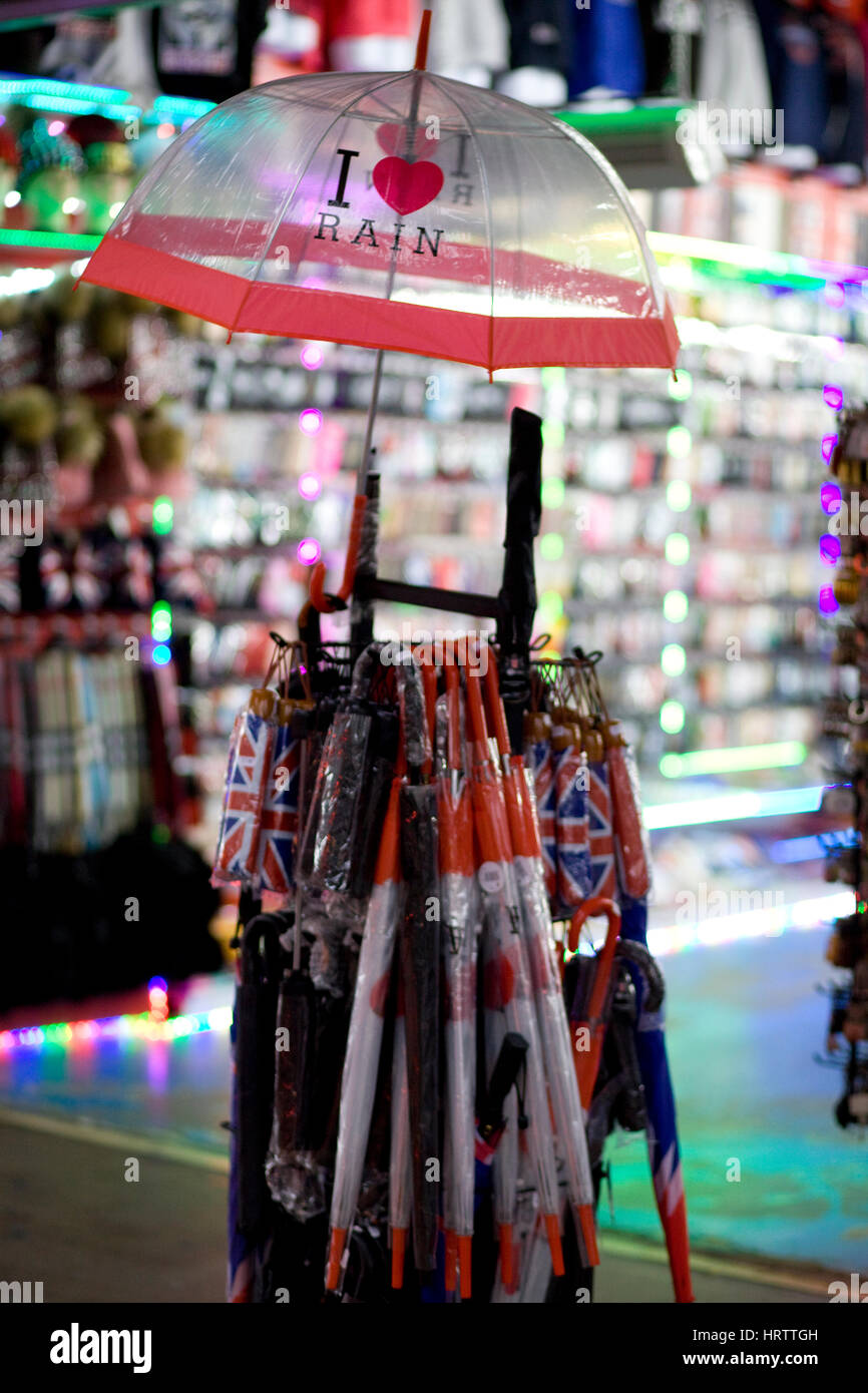 Je coeur pluie parapluie en plastique dans un magasin de souvenirs Londres Banque D'Images