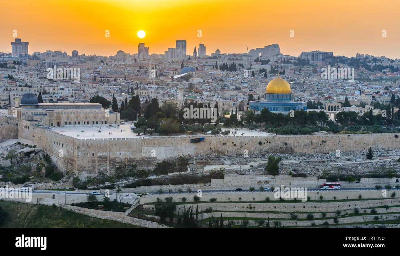 Vue panoramique sur la vieille ville de Jérusalem et le Mont du Temple, Dôme du Rocher et la mosquée Al Aqsa du Mont des Oliviers à Jérusalem Banque D'Images