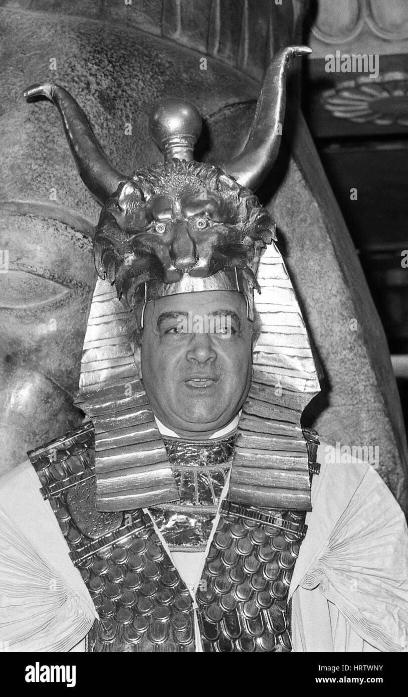 Mohamed Al Fayed, Président du magasin Harrods, pose en costume de l'Égypte ancienne à un appel à photo Knightsbridge à Londres, Angleterre le 4 juin 1991. Banque D'Images
