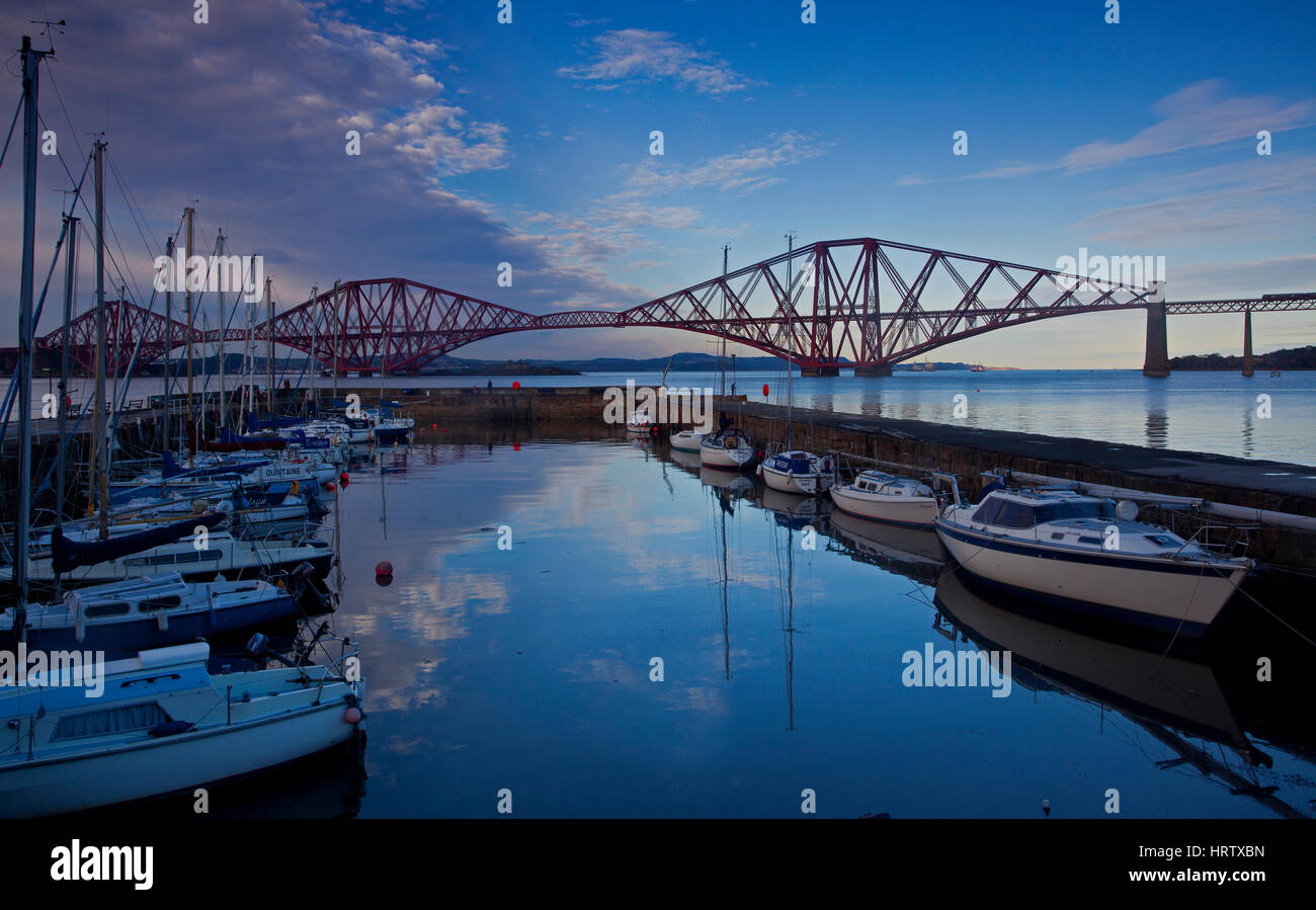 Forth Railway Bridge de South Queensferry harbour, Ecosse Banque D'Images