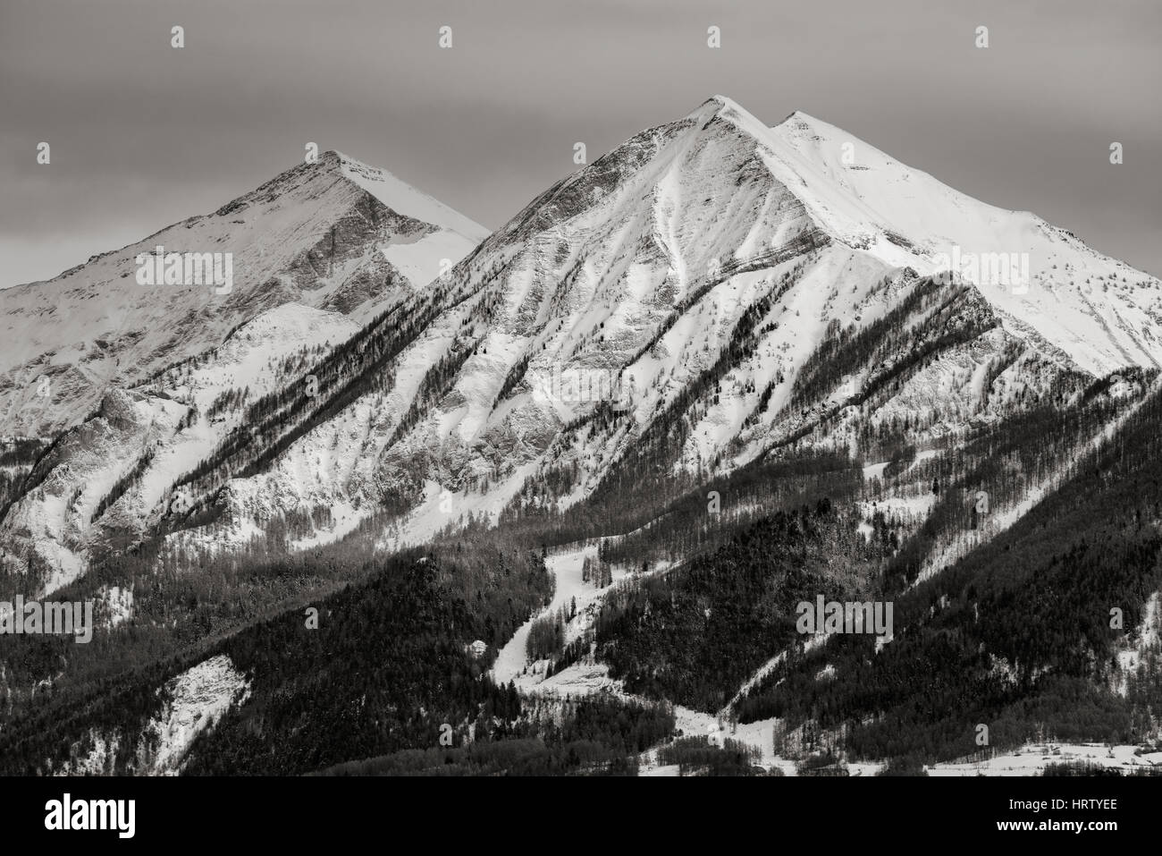 Les sommets de La Grande et Petite Autane recouverts de neige en hiver. Noir et blanc. Parc National des Ecrins, Champsaur, Hautes Alpes, Alpes Banque D'Images