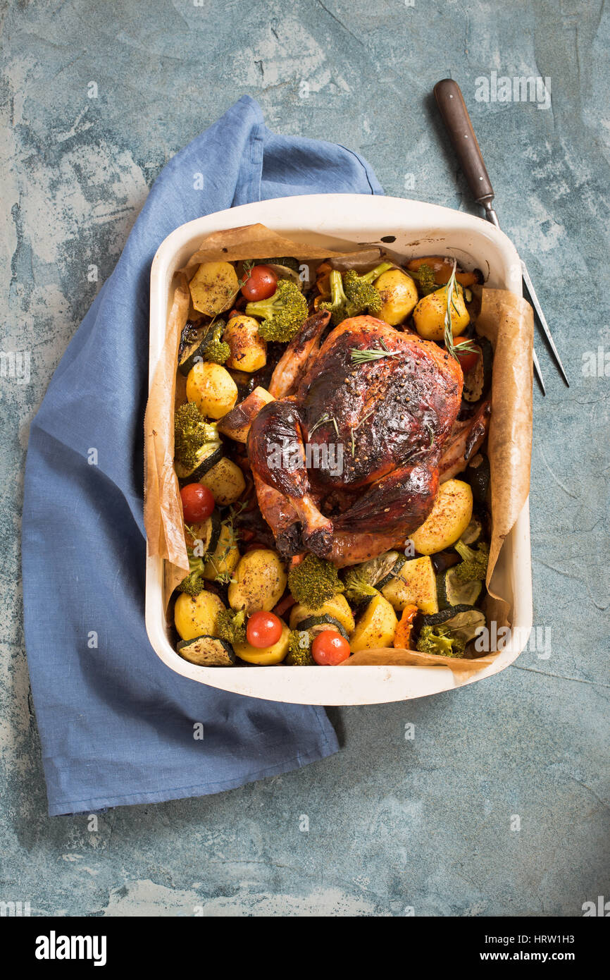 Du poulet avec légumes en vue de dessus de la torréfaction. Banque D'Images