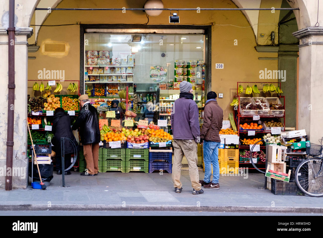 Modena, Italie - 28 janvier 2017 : petite boutique de quartier à Modène, Italie, avec des fruits et légumes Banque D'Images