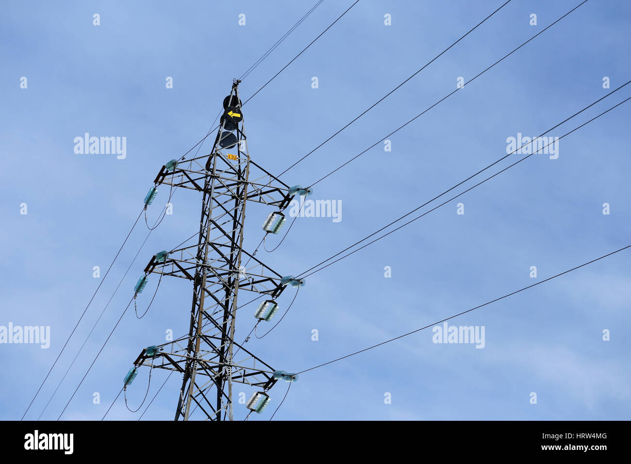 Tour avec des câbles pour la transmission de l'énergie électrique Banque D'Images