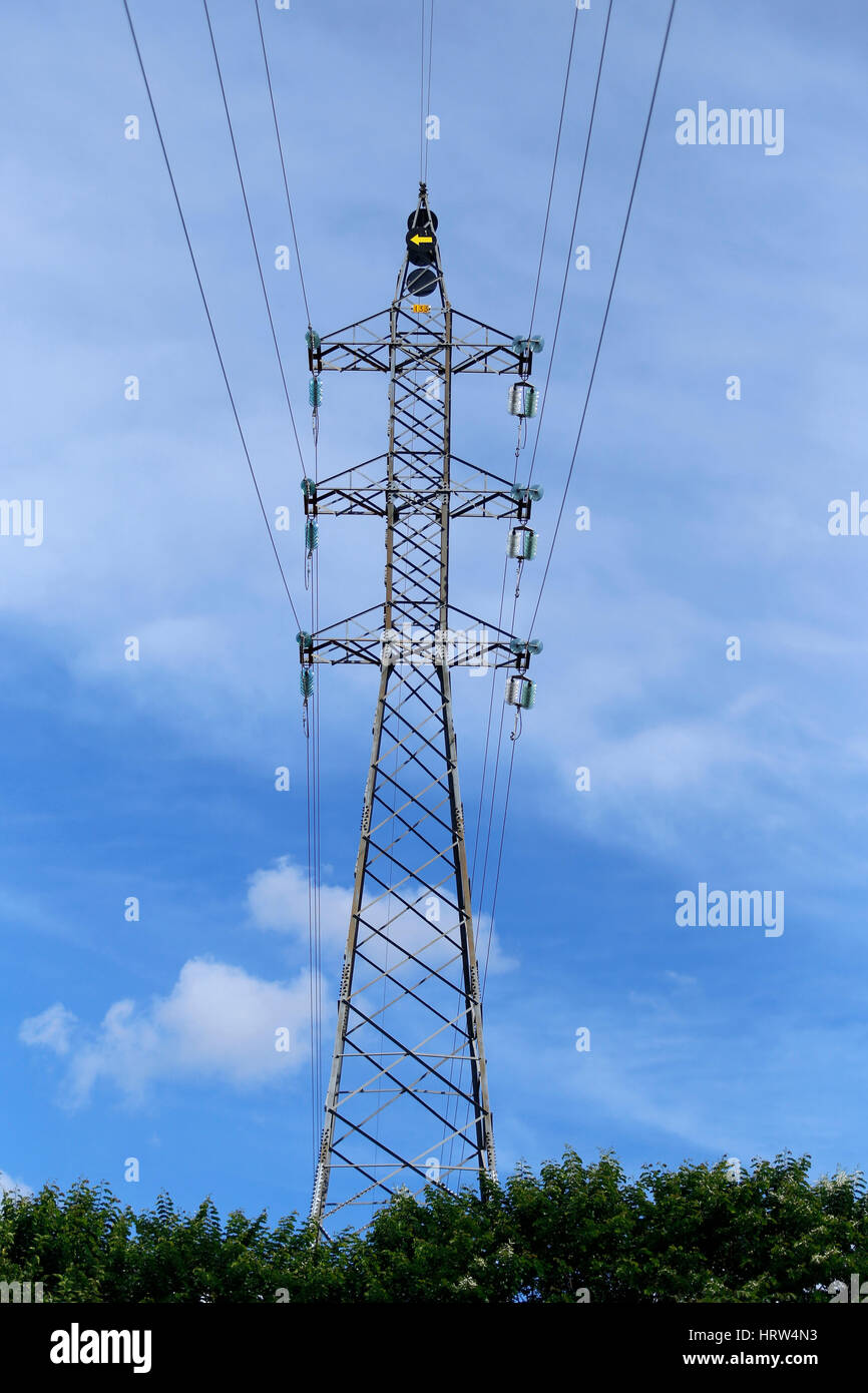 Tour avec des câbles pour la transmission de l'énergie électrique Banque D'Images