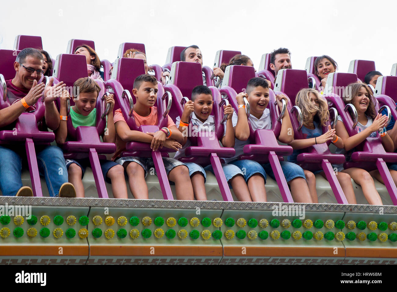 Barcelone - 5 septembre : Les gens s'amuser dans la liste déroulante Tower attraction de parc d'attractions du Tibidabo, le 5 septembre 2015 à Barcelone, Espagne. Banque D'Images