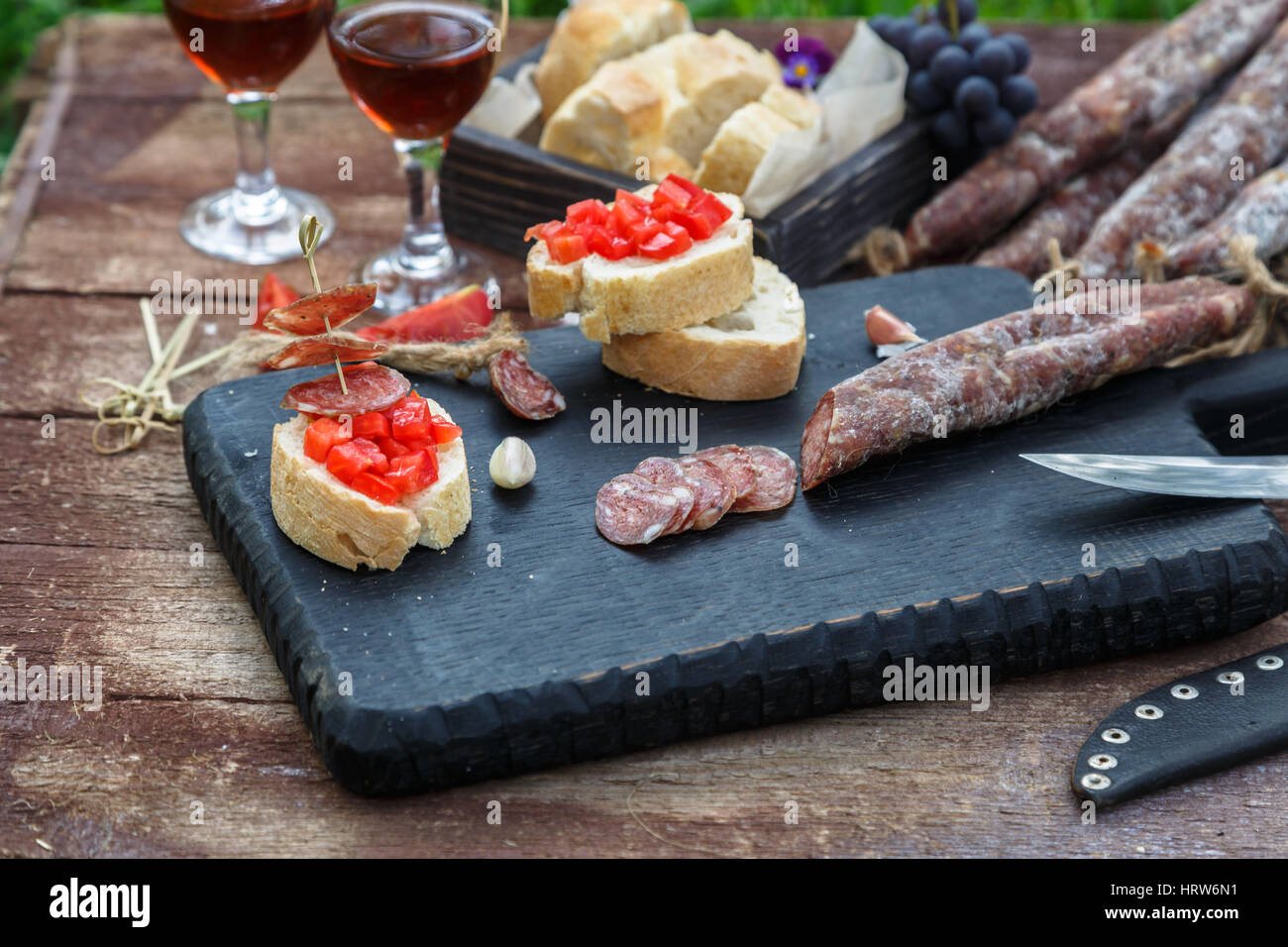 Faire de pintxos, tapas, canapés espagnol partie finger food Banque D'Images