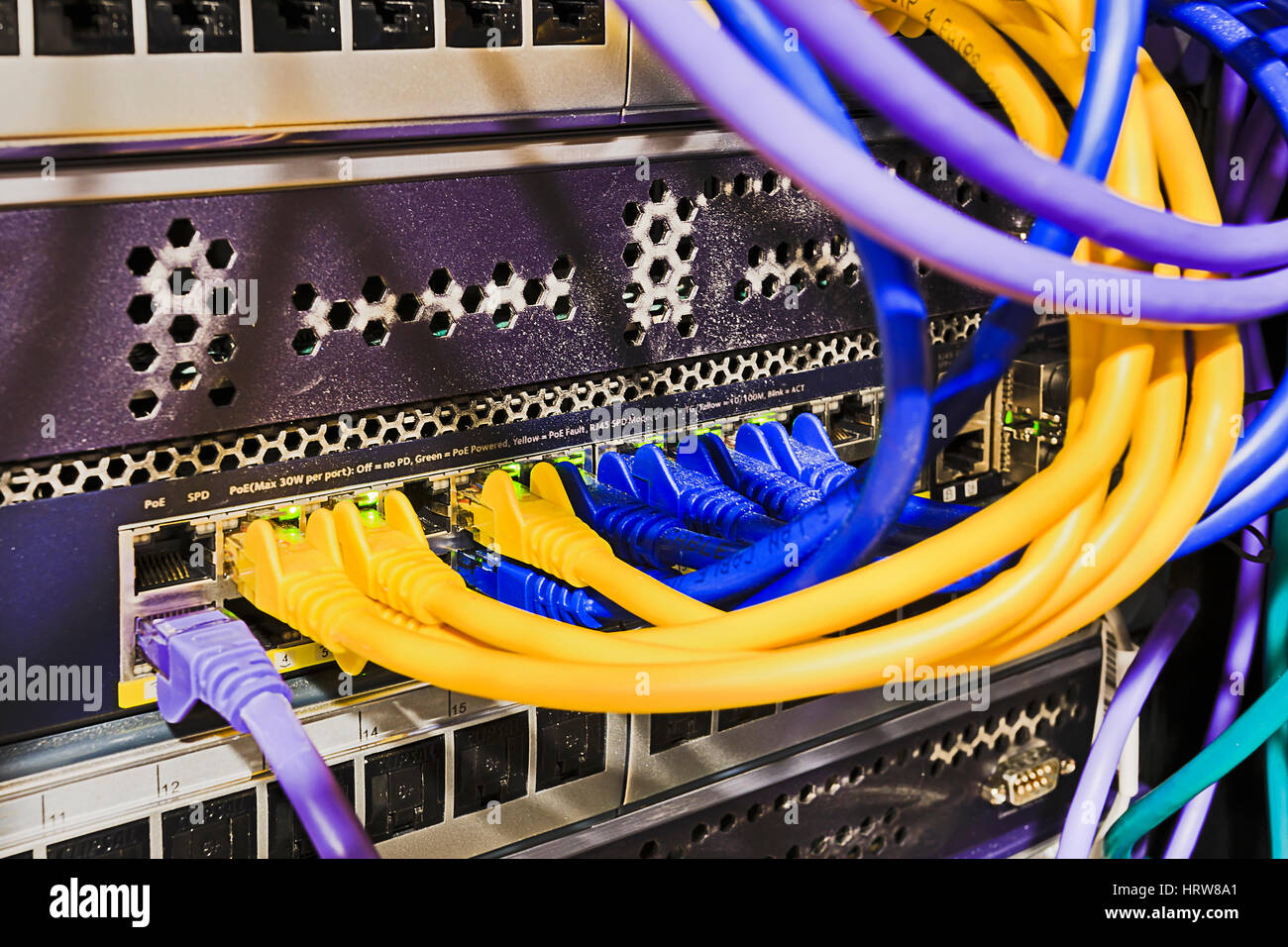 Centre de données tableau de connexions avec les câbles connectés à l'alimentation par Ethernet du commutateur monté dans le rack sécurisé. Banque D'Images