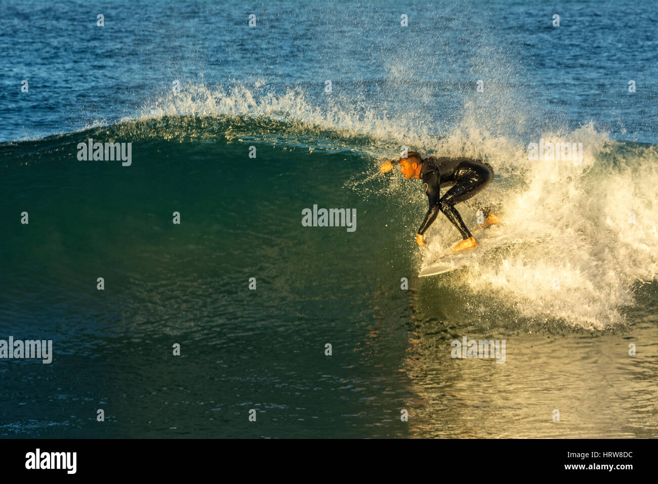Surfer à San Pedrito pause, El Pescadero, Baja California Sur, au Mexique. Banque D'Images
