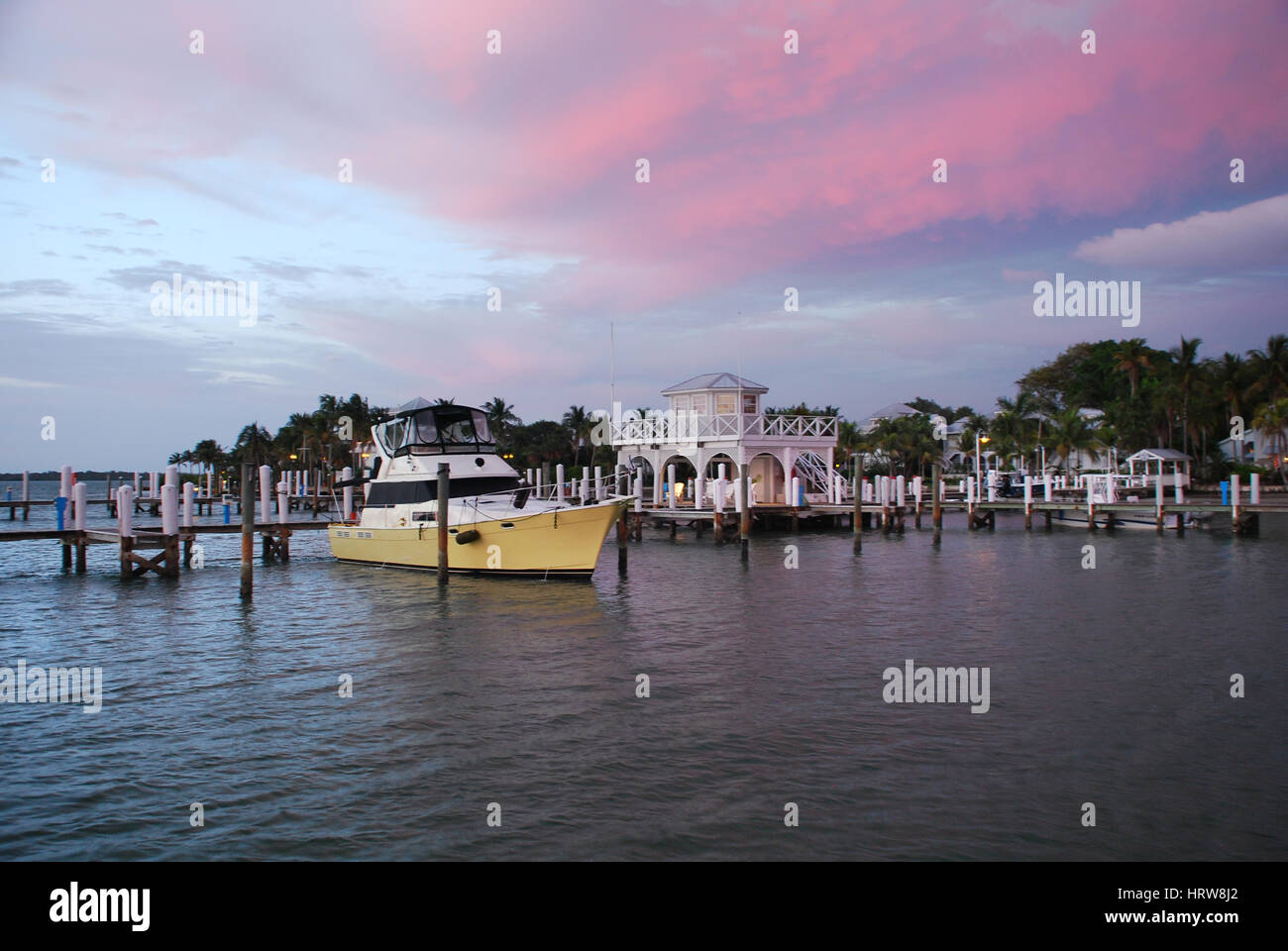 Un bateau jaune se trouve à marina dans SW Florida USA Banque D'Images