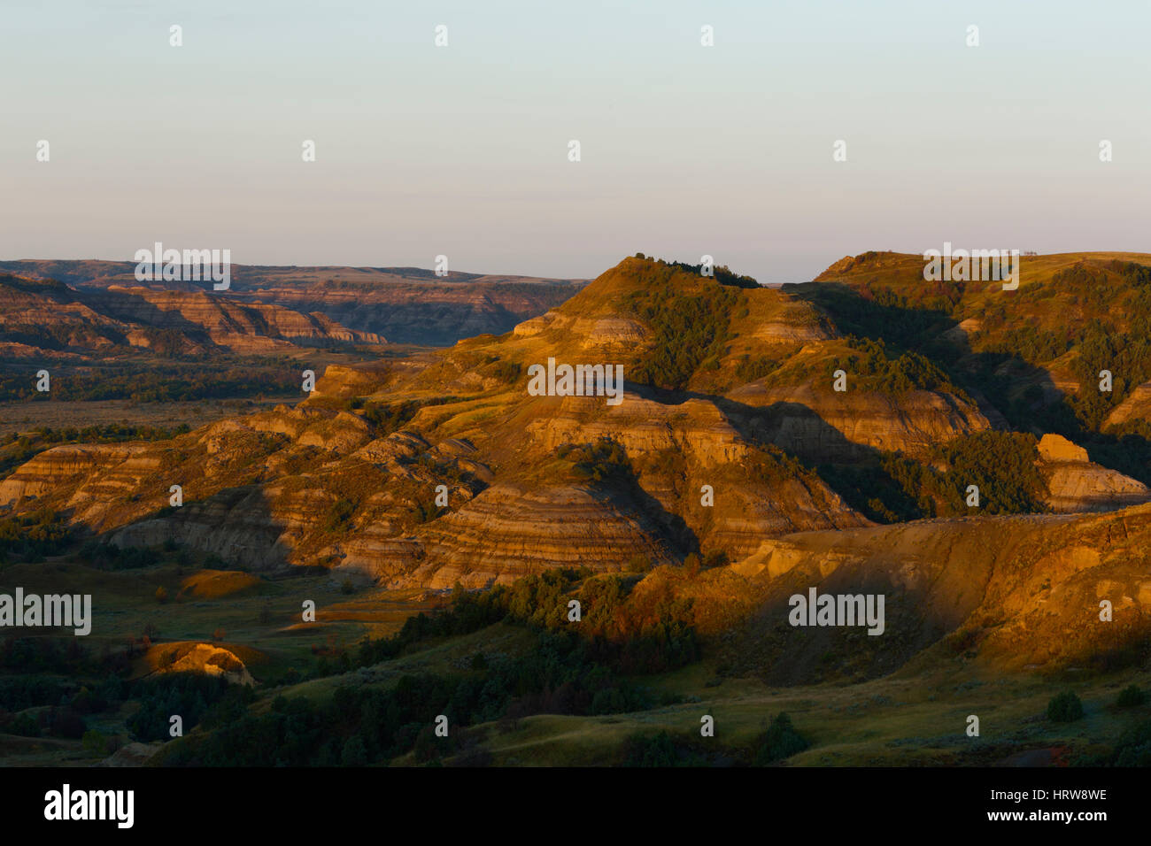 Badlands de River Bend surplombent au lever du soleil, Parc National Theodore Roosevelt, ND, USA Banque D'Images