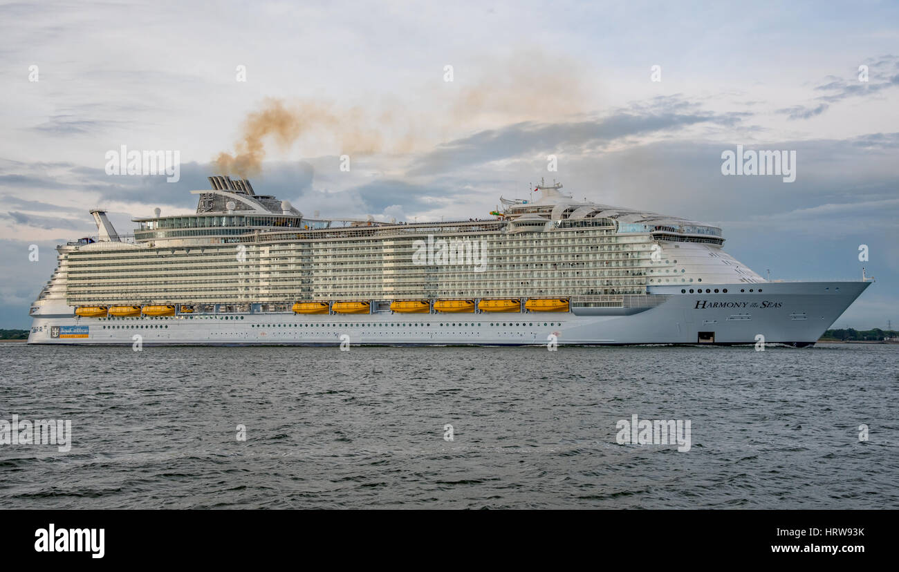 Le bateau de croisière l'harmonie de la mer au départ de Southampton, UK le 22 mai 2016 pour sa première croisière. Banque D'Images