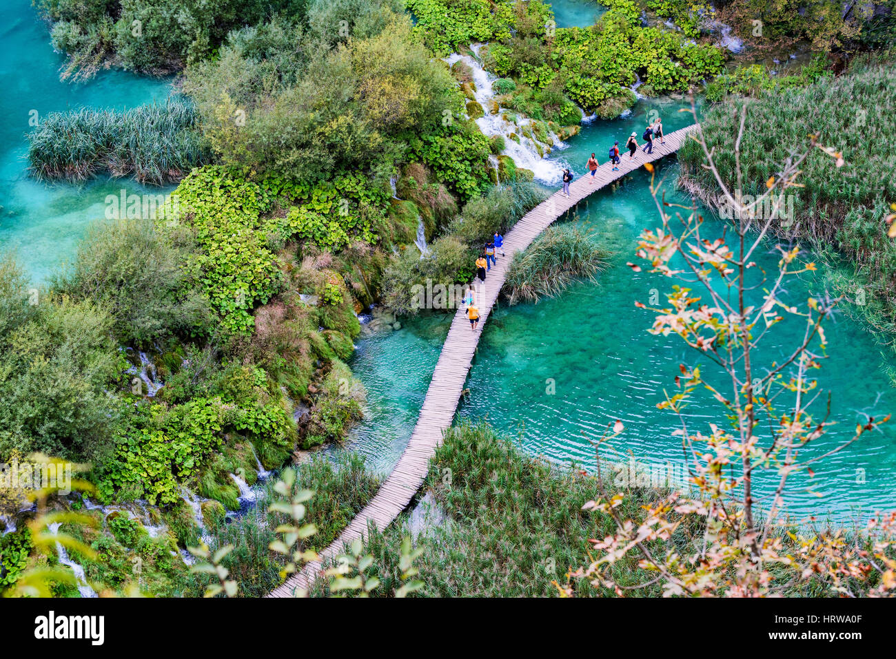 PLITVICE, Croatie - 15 SEPTEMBRE : Vue aérienne d'un des lacs de Plitvice célèbre world heritage sites touristiques avec des gens qui marchent le long d'un pont le 15 septembre, 2 Banque D'Images