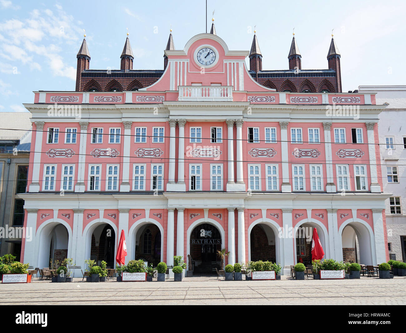 Rostock, Allemagne - Mai 30th, 2016 : l'édifice de l'hôtel de ville Rathaus historique, situé au Neuer Markt, date du 13ème siècle. Banque D'Images