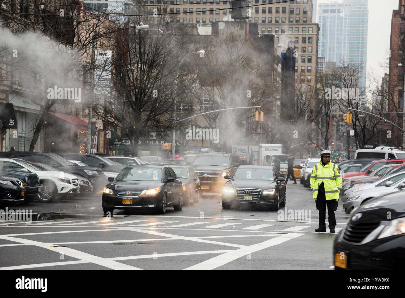Occupé à new york rue avec de la circulation et l'augmentation de vapeur Banque D'Images