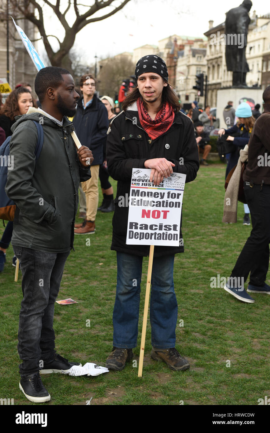 Manifestant étudiant holding placard lecture : "l'argent pour l'éducation pas la déportation raciste' lors de l'arrêt Arrêt Brexit Trump - manifestation à Londres. Banque D'Images