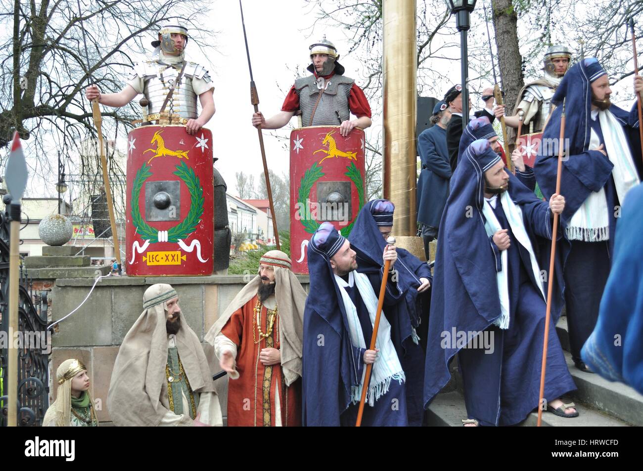Les légionnaires de la reconstitution et Sanhédrin membres, au cours de la spectacles de rue mystère de la Passion. Banque D'Images