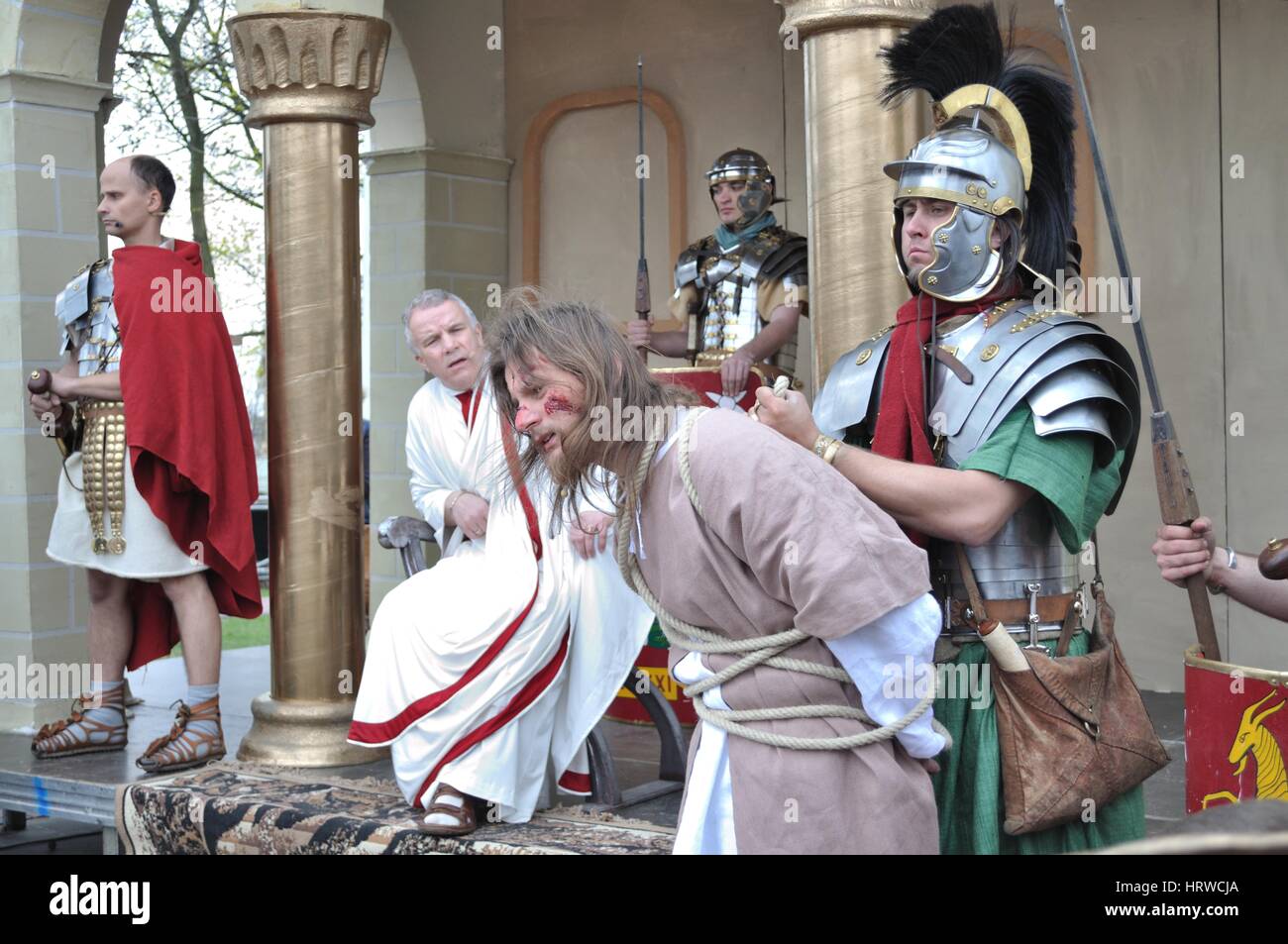 Les acteurs rejouer procès de Jésus au prétoire devant Ponce Pilate, lors de spectacles de rue le mystère de la Passion. Banque D'Images