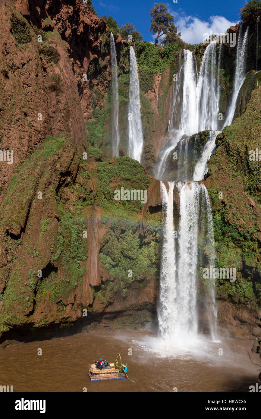 Chutes d'Ouzoud, cascades d'Ouzoud, Maroc. Radeau avec palettes de