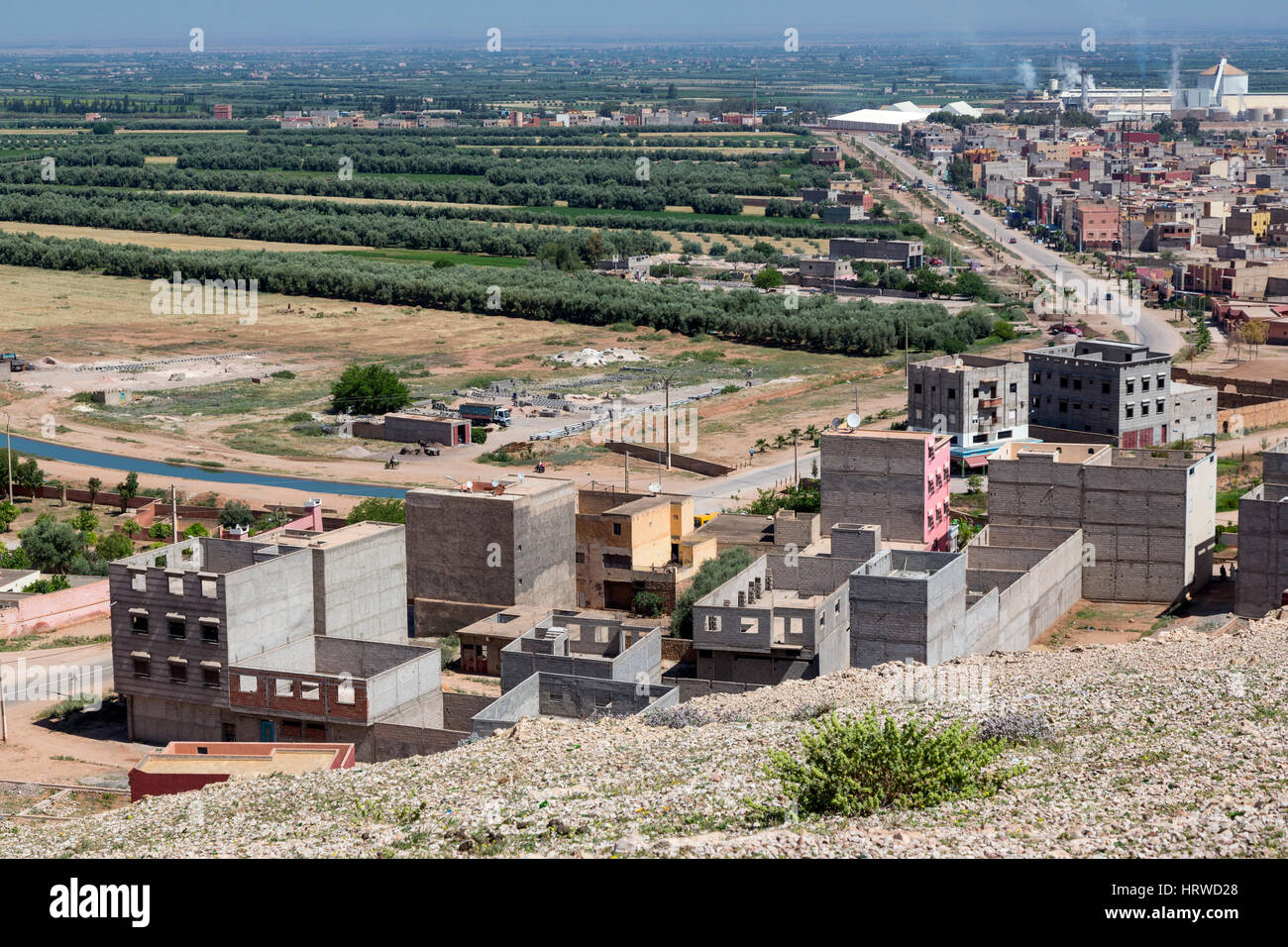 Ouled Ayad, le Maroc. Développement urbain entouré de champs agricoles. Banque D'Images