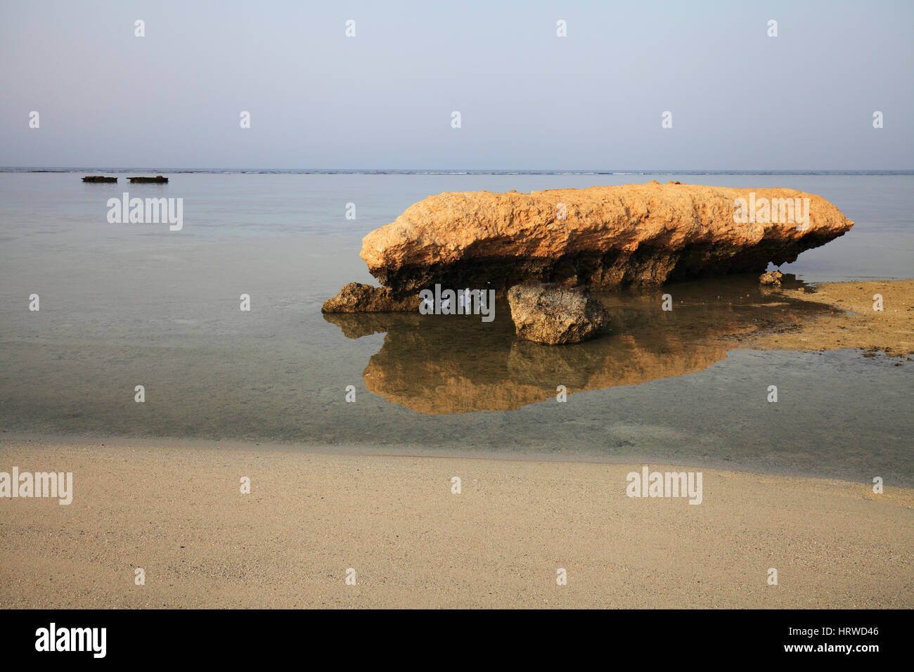 Plage de sable et rochers au littoral de la Mer Rouge Banque D'Images
