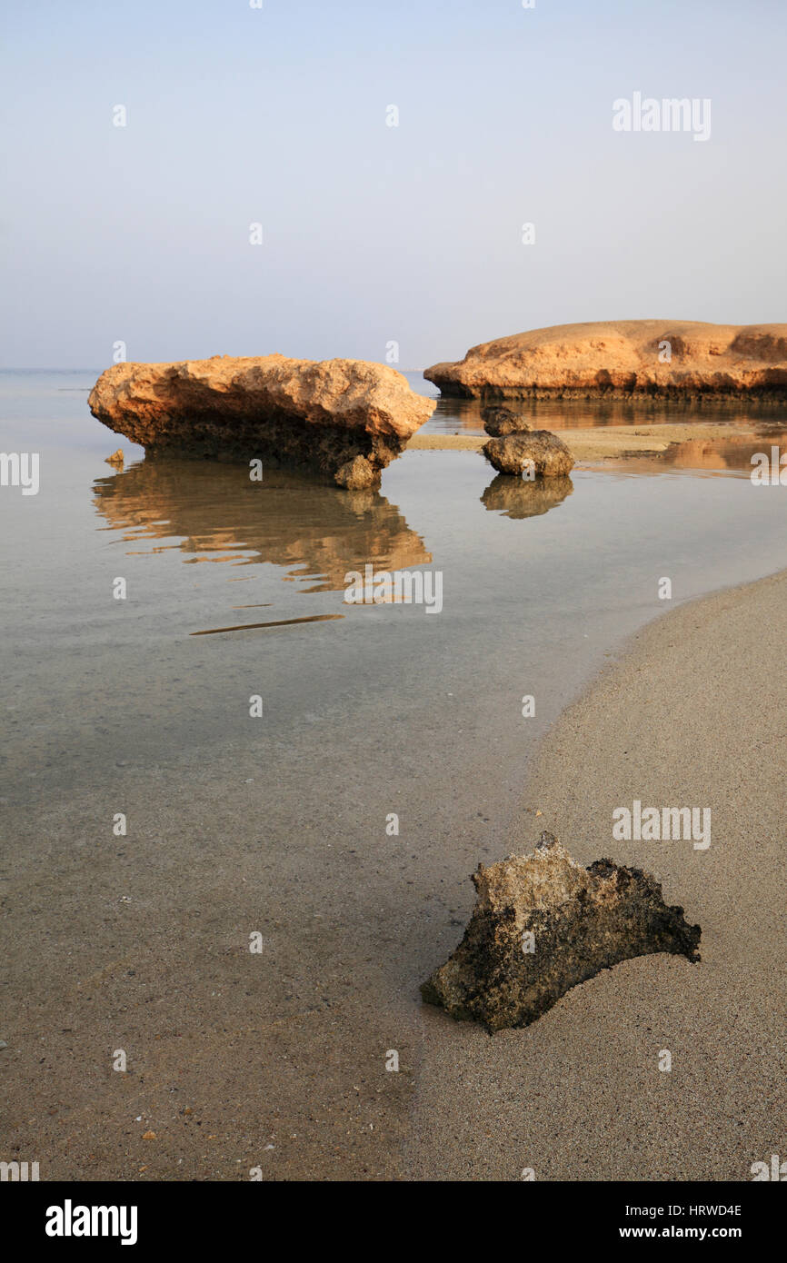 Plage de sable et rochers au littoral de la Mer Rouge Banque D'Images