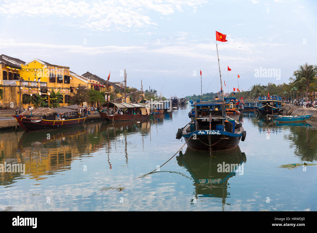Hoi An, Vietnam, 16 mars 2014 : La rivière de l'ancienne ville de Hoi An, classé au Patrimoine Mondial de l'UNESCO, au Vietnam. Banque D'Images