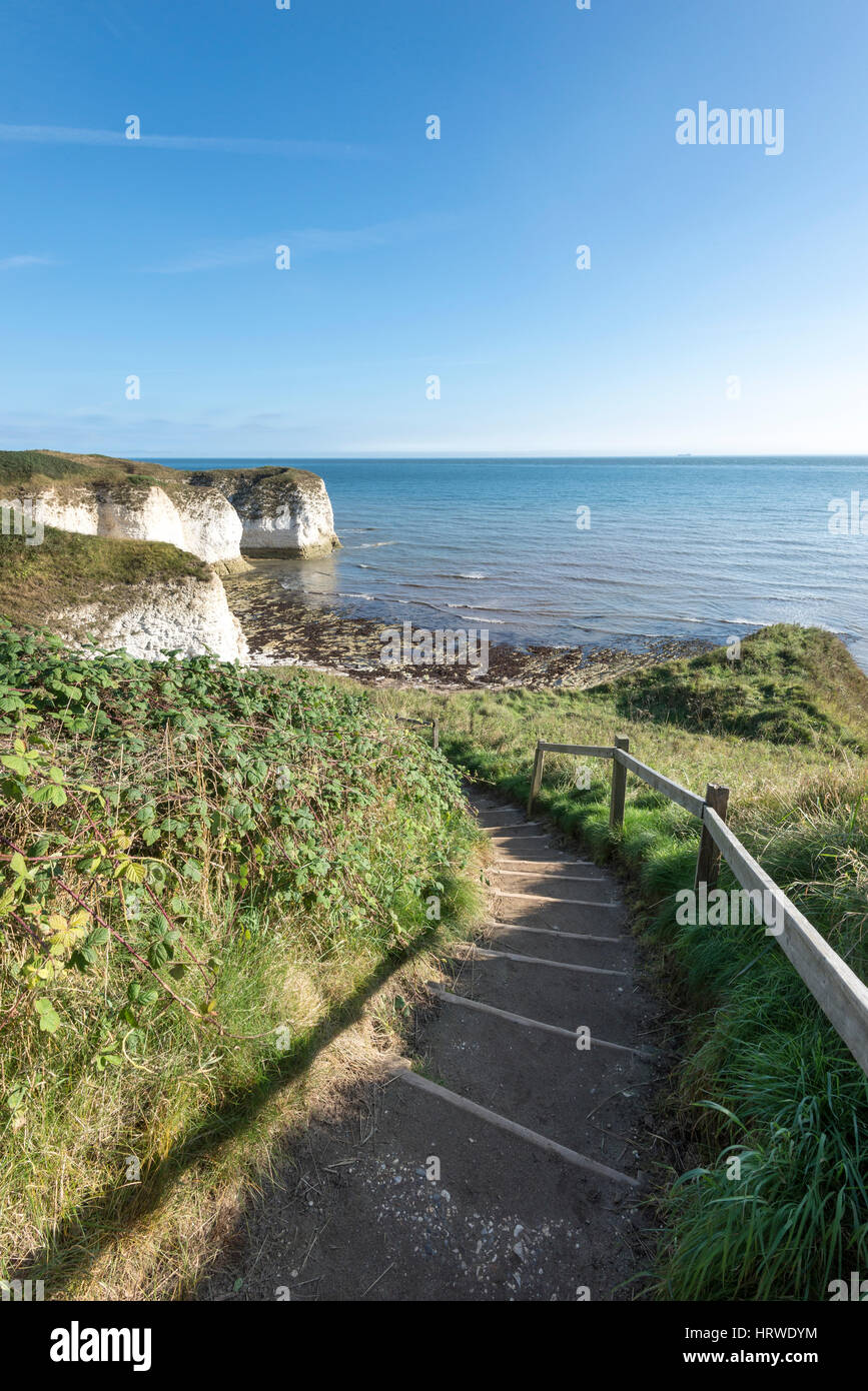 Étapes menant à la plage à Selwicks bay, Flamborough Head, North Yorkshire, Angleterre. Banque D'Images