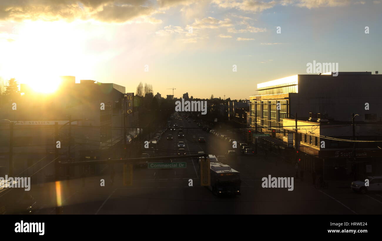 À partir de la gare de Skytrain. Commercial Drive / East Broadway. Banque D'Images