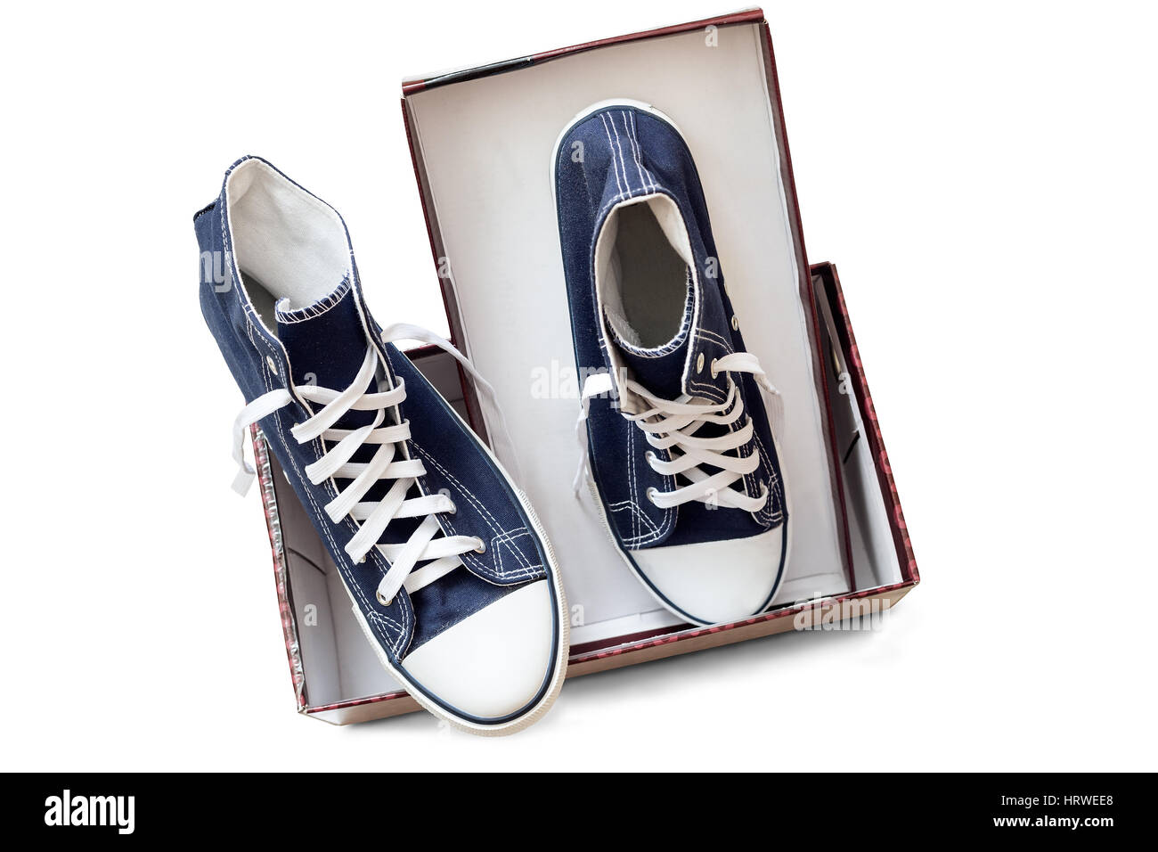 Pratique pour le sport mens sneakers en bleu foncé tissus épais. Présenté sur un fond blanc. Banque D'Images