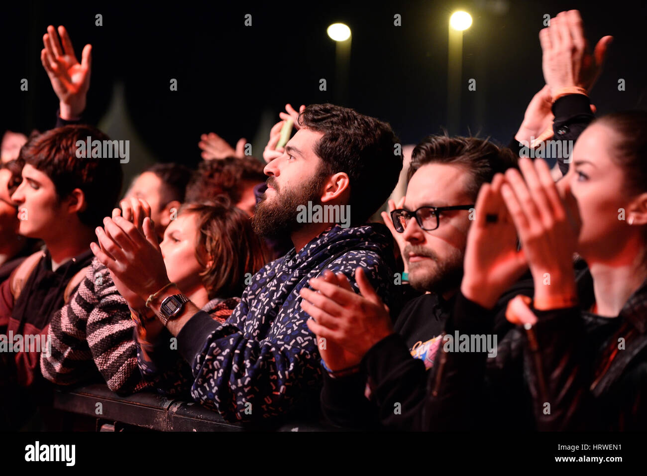 VALENCIA, Espagne - 5 AVR : foule applaudir à MBC Fest le 5 avril 2015 à Valence, en Espagne. Banque D'Images