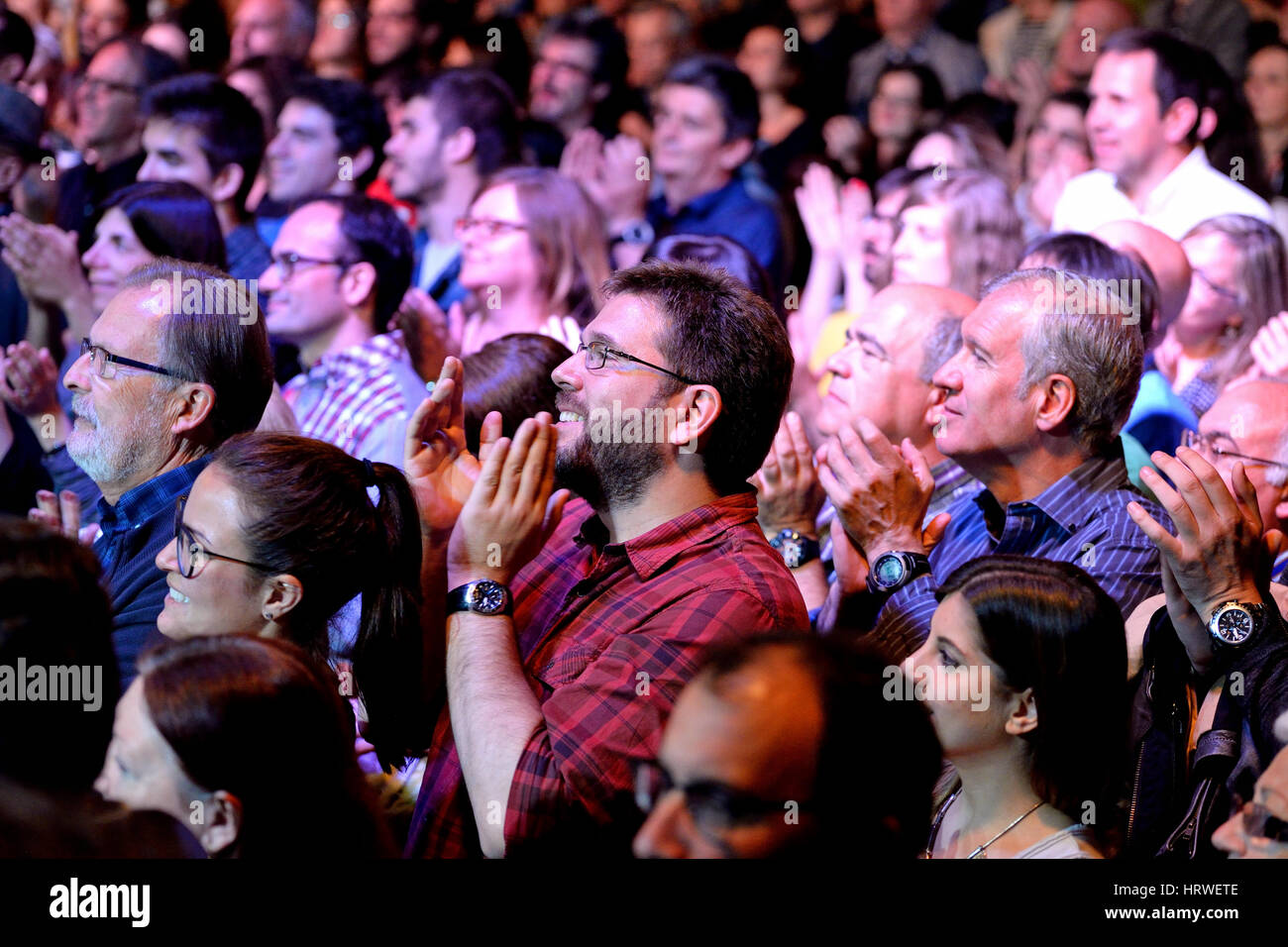 Barcelone - APR 16 : foule dans un concert à Luz de Gas club le 16 avril 2015 à Barcelone, Espagne. Banque D'Images