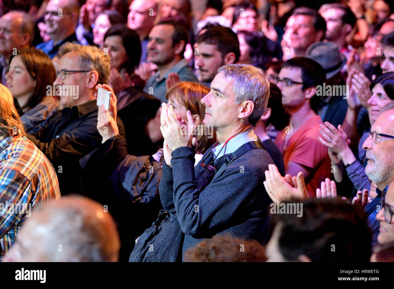 Barcelone - APR 16 : foule dans un concert à Luz de Gas club le 16 avril 2015 à Barcelone, Espagne. Banque D'Images