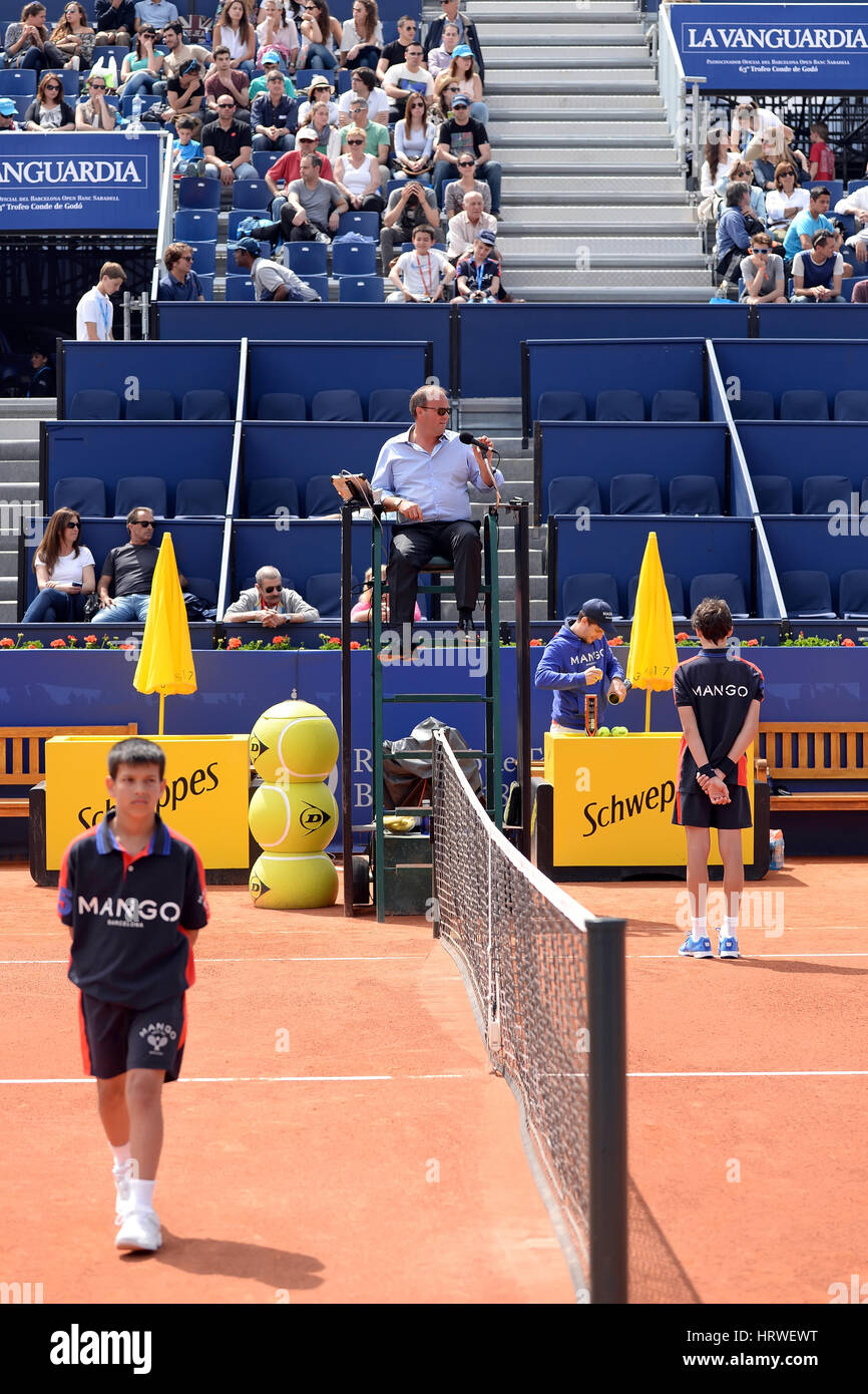 Barcelone - APR 18 : l'arbitre à l'ATP Open de Barcelone Banc Sabadell Conde de Godo Tournament le 18 avril 2015 à Barcelone, Espagne. Banque D'Images