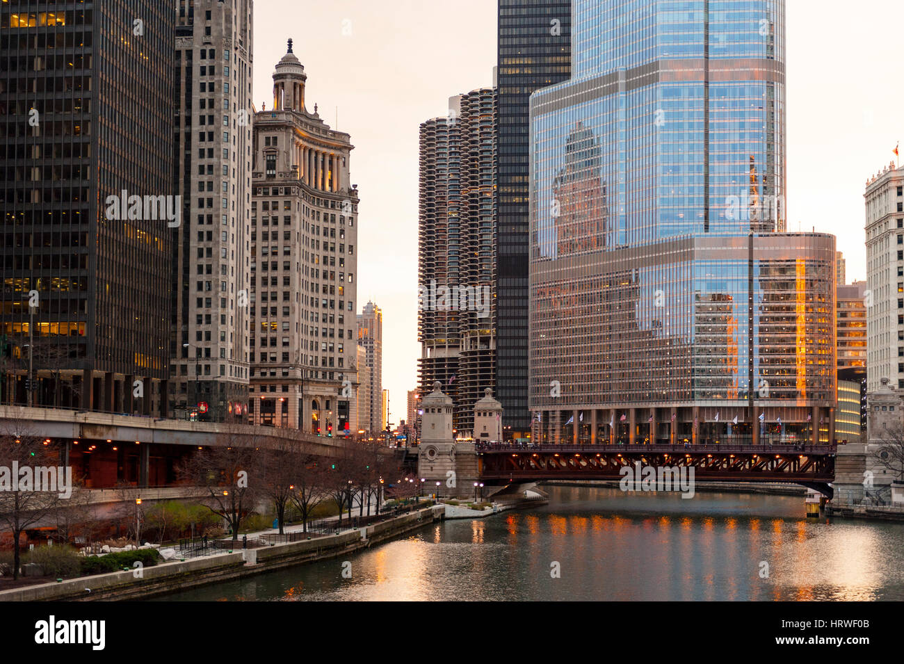 Vue avec reflet du centre-ville de Chicago depuis la rivière Chicago au crépuscule, avec Trump Tower et Michigan Avenue Bridge en arrière-plan, Illinois, États-Unis. Banque D'Images