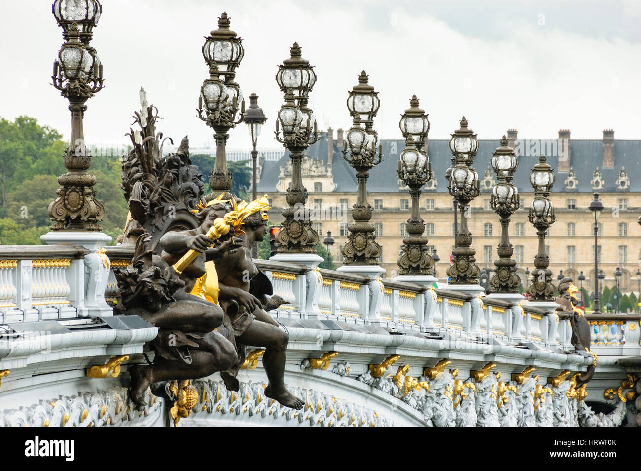 La section de Pont Alexandre III avec des lumières de rue, Paris, France. Banque D'Images
