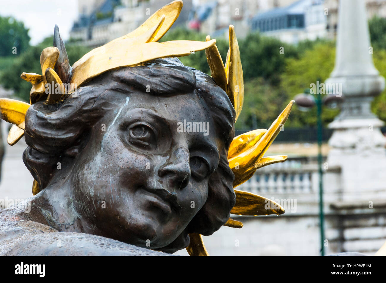 Détail de Pont Alexandre III décoration d'une femme avec des lauriers d'or, sur la Seine, Paris Banque D'Images