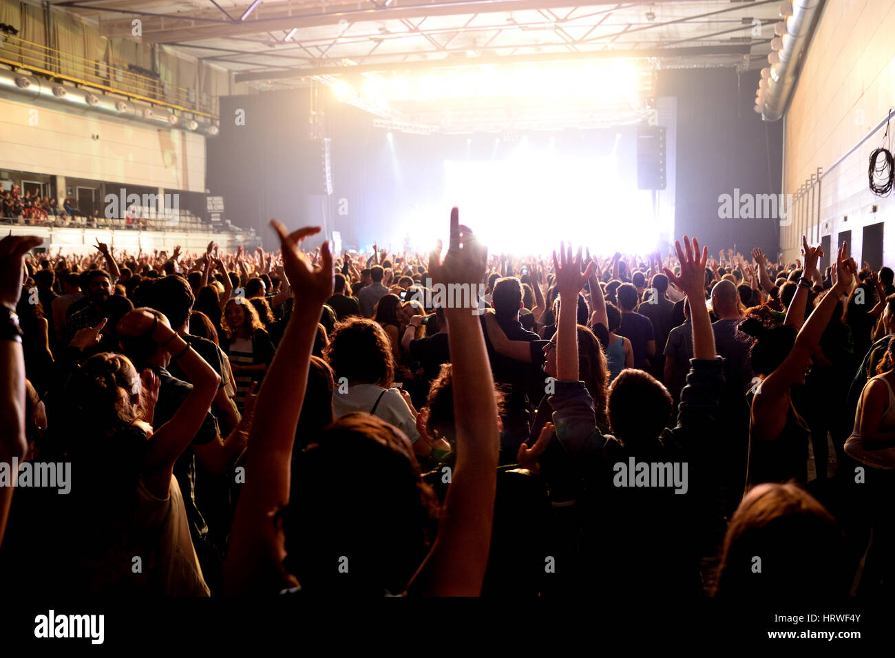 Barcelone - APR 24 : foule lors d'un concert au stade Sant Jordi Club le 24 avril 2015 à Barcelone, Espagne. Banque D'Images