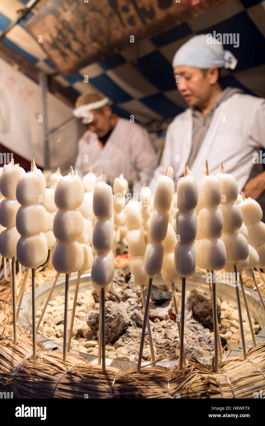 Balle de riz grillé au kiosque de la rue. La cuisine japonaise traditionnelle mochi. Banque D'Images