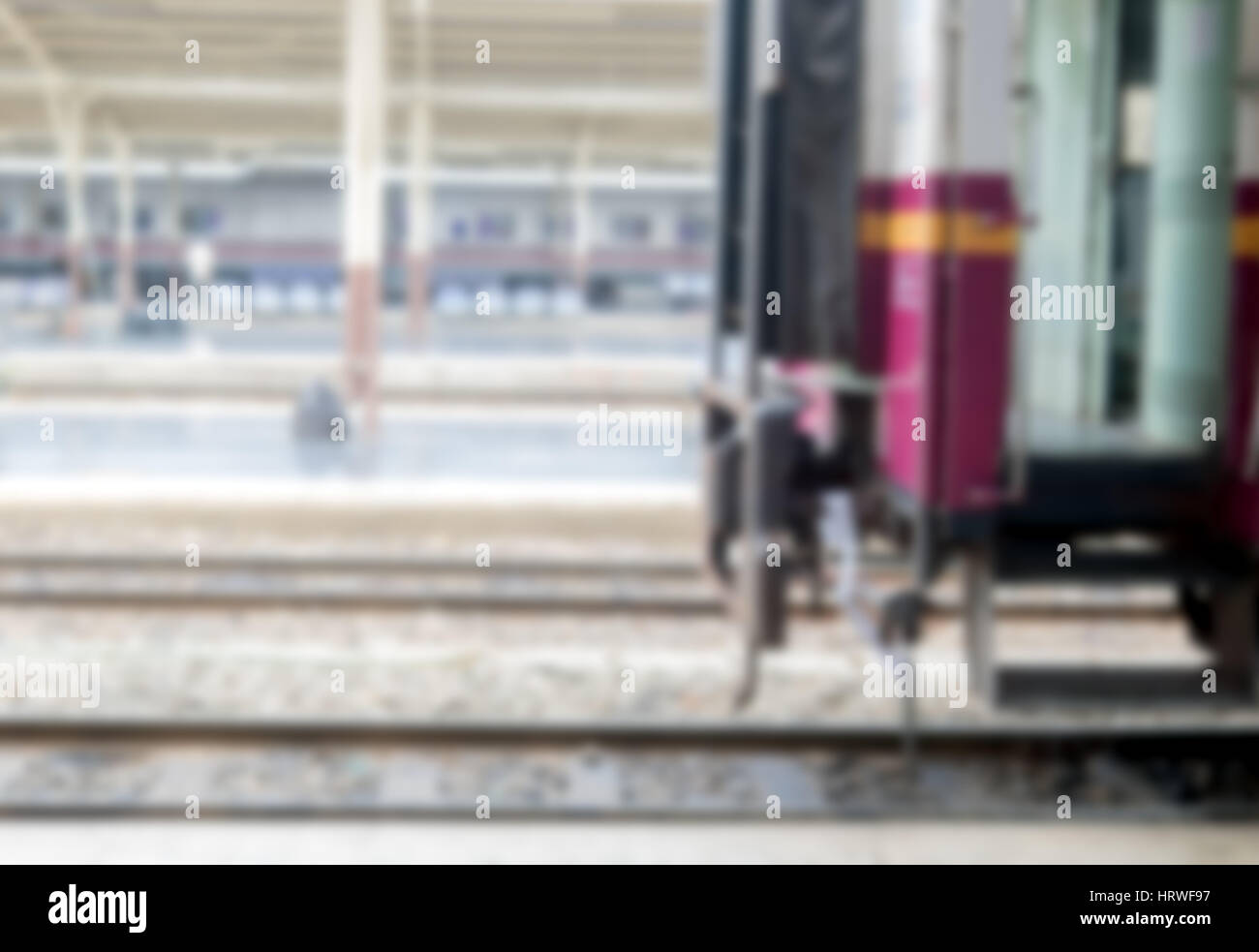 Troubles de l'ancienne porte sur la plate-forme. La vague se trouve à la gare. Banque D'Images
