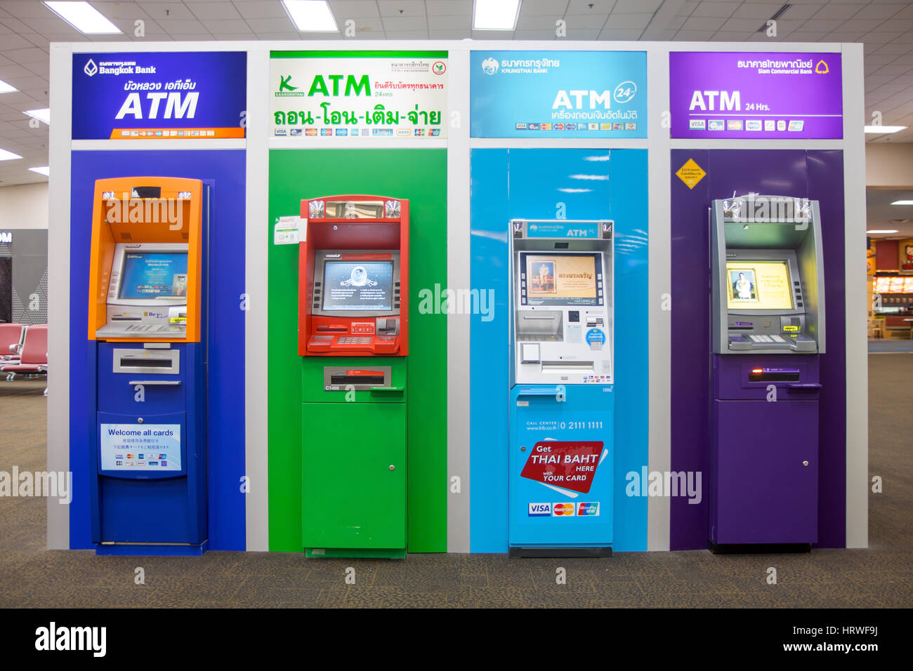 Ligne d'ATM dans le hall coloré Banque D'Images