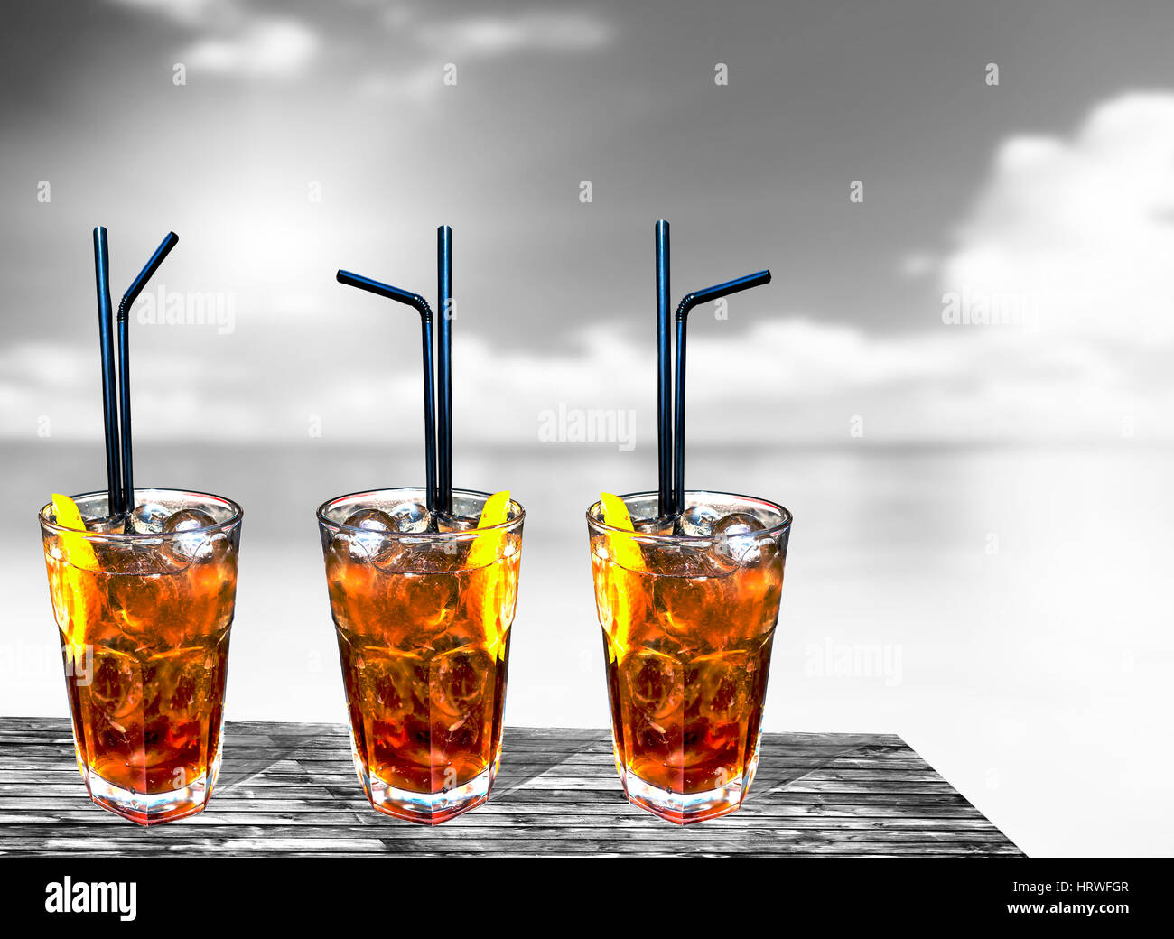 Le noir et blanc trois cuba libre de savoureux cocktails exotiques floue fond de sable et de la mer Banque D'Images