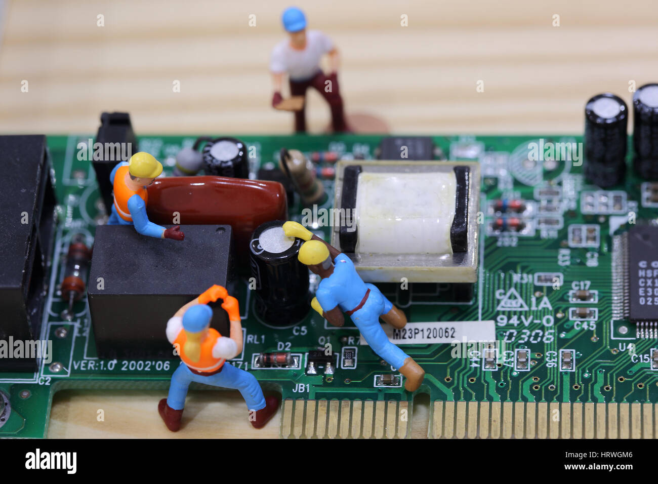 Portrait de l'ingénieur miniature et des travailleurs et de l'entretien de l'ordinateur fixe de la carte mère. Banque D'Images