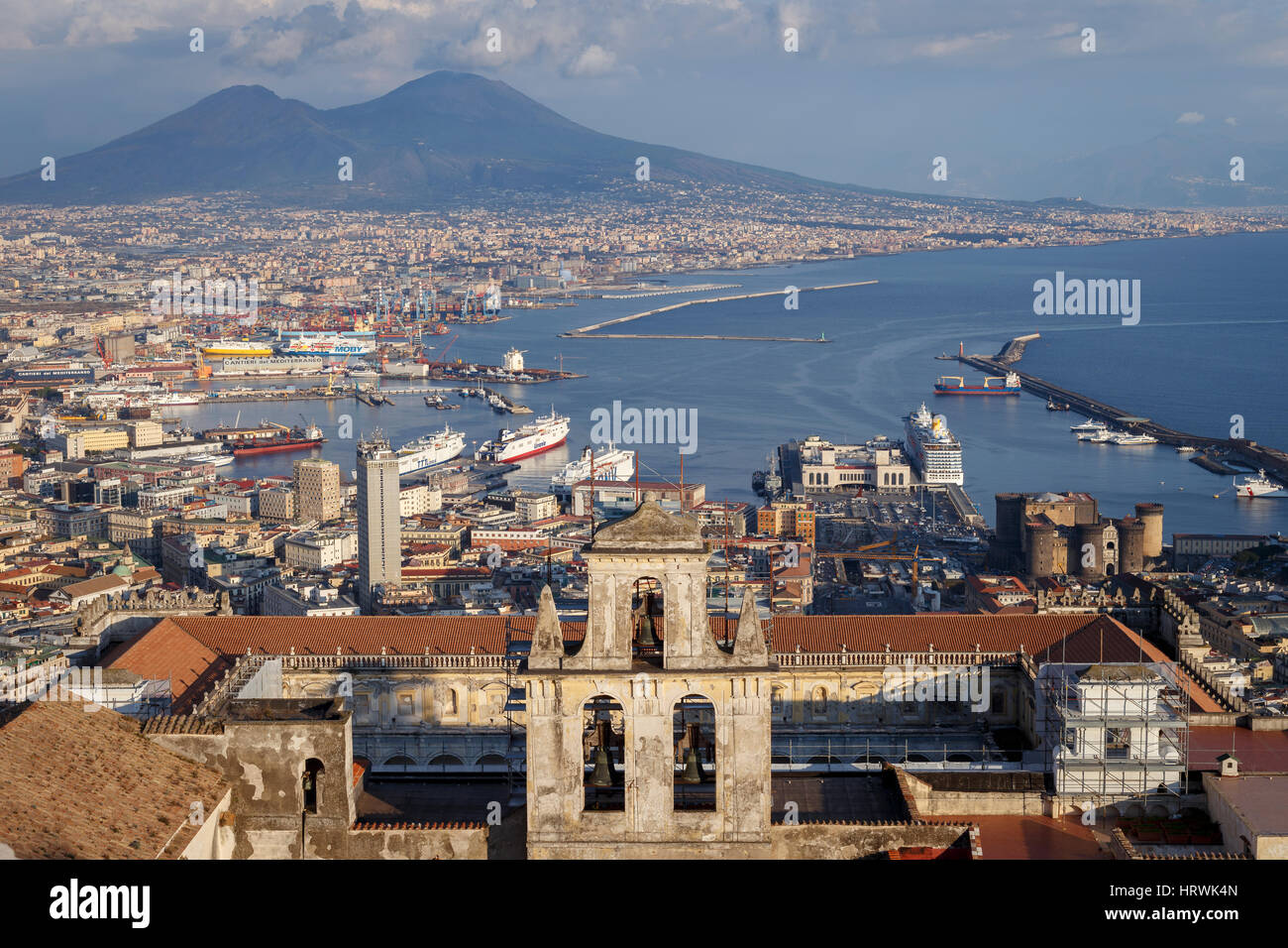 Naples et le Vésuve avec la chartreuse de San Martino à l'avant-plan, talie. Banque D'Images