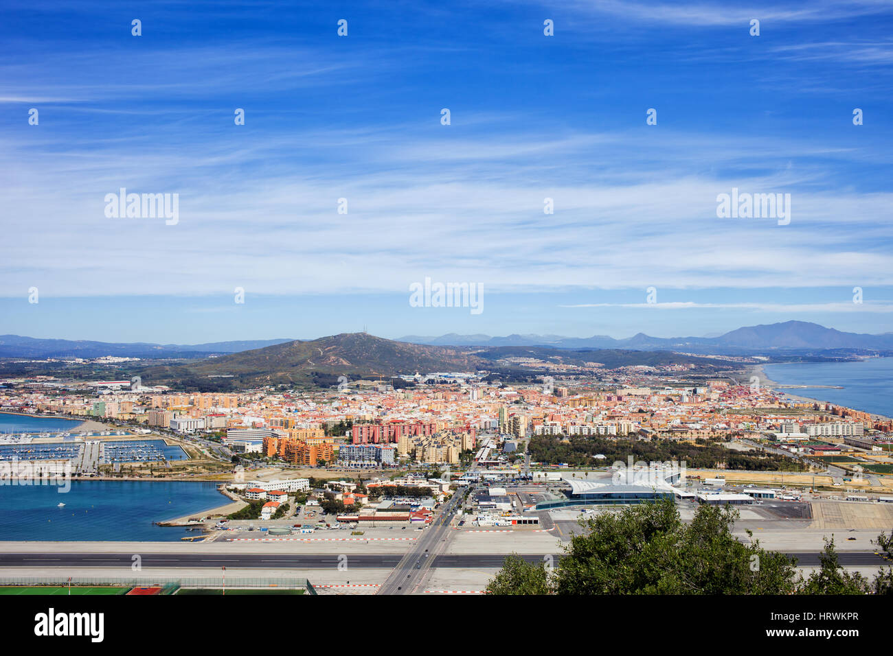 La Linea de la Concepcion ville côtière dans la province de Cádiz, Andalousie, Espagne, Gibraltar, la piste de l'aéroport du sud de la Péninsule ibérique Banque D'Images