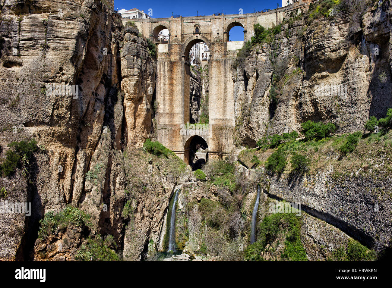 L'escarpement spectaculaire avec Puente Nuevo - Nouveau pont à la Gorge El Tajo, dans la ville de Ronda, Andalousie, Espagne Banque D'Images