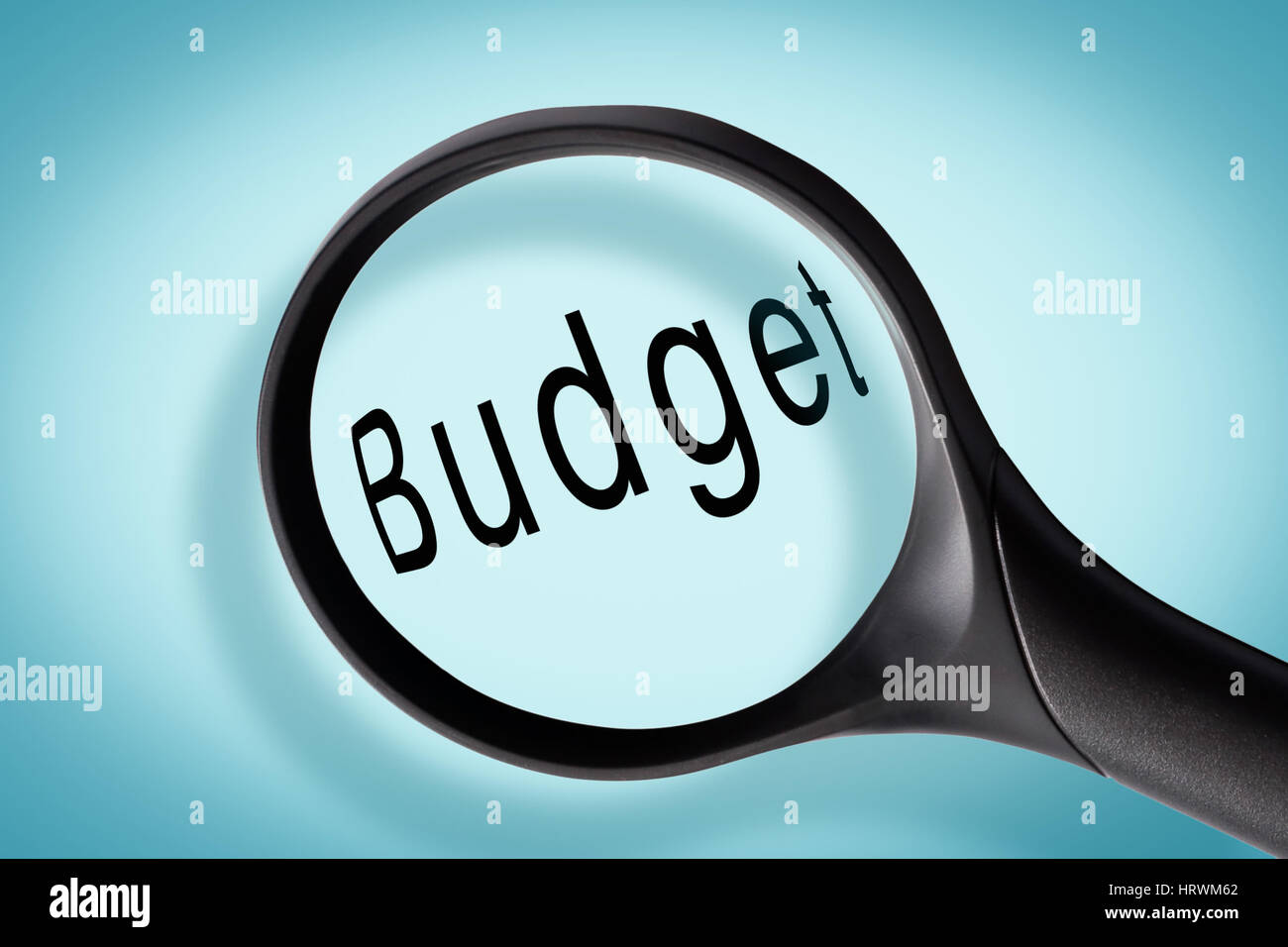 Budget mot vu à travers une loupe, concept budgétaire Banque D'Images
