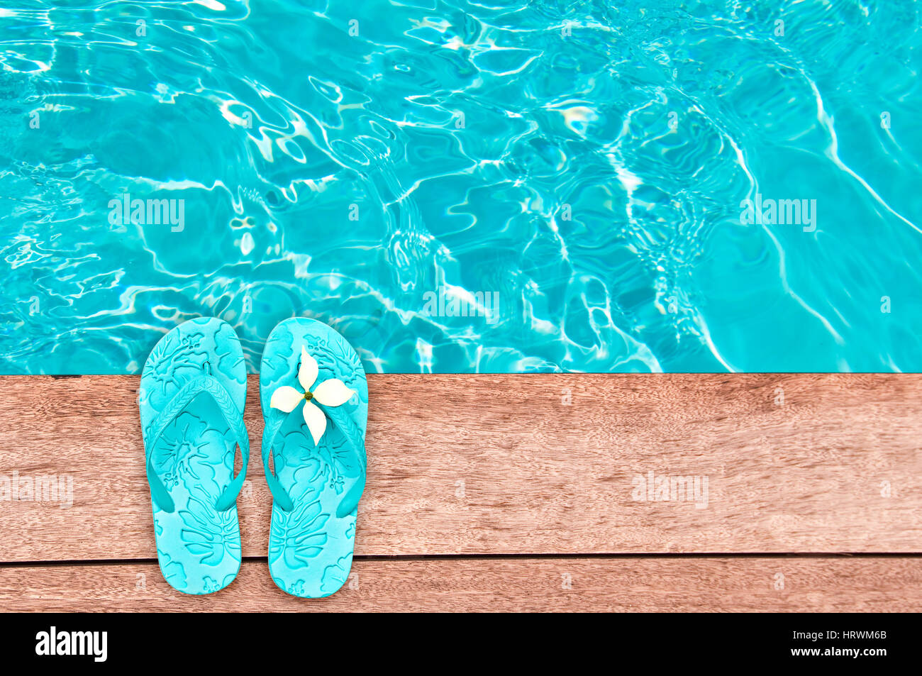 Sandales par une piscine d'été, concept Banque D'Images